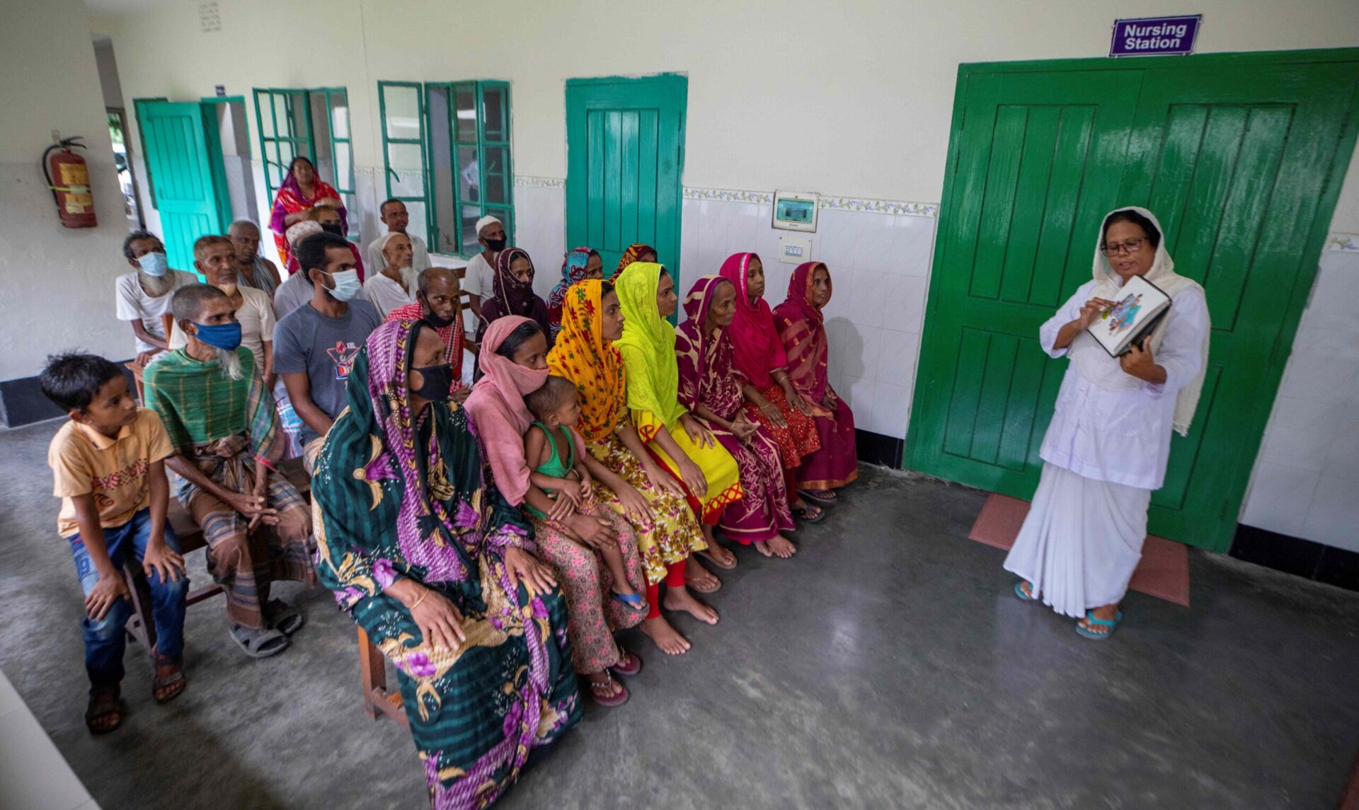 Groupe de femmes s'instruisant sur la tuberculose