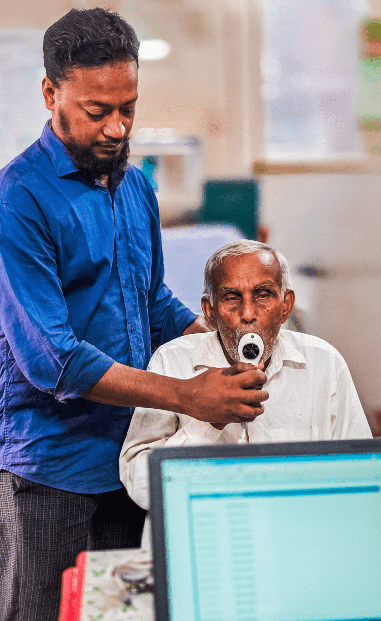 Photo spirometer Un agent de santé teste la fonction pulmonaire d'un participant à l'aide d'un spiromètre.
